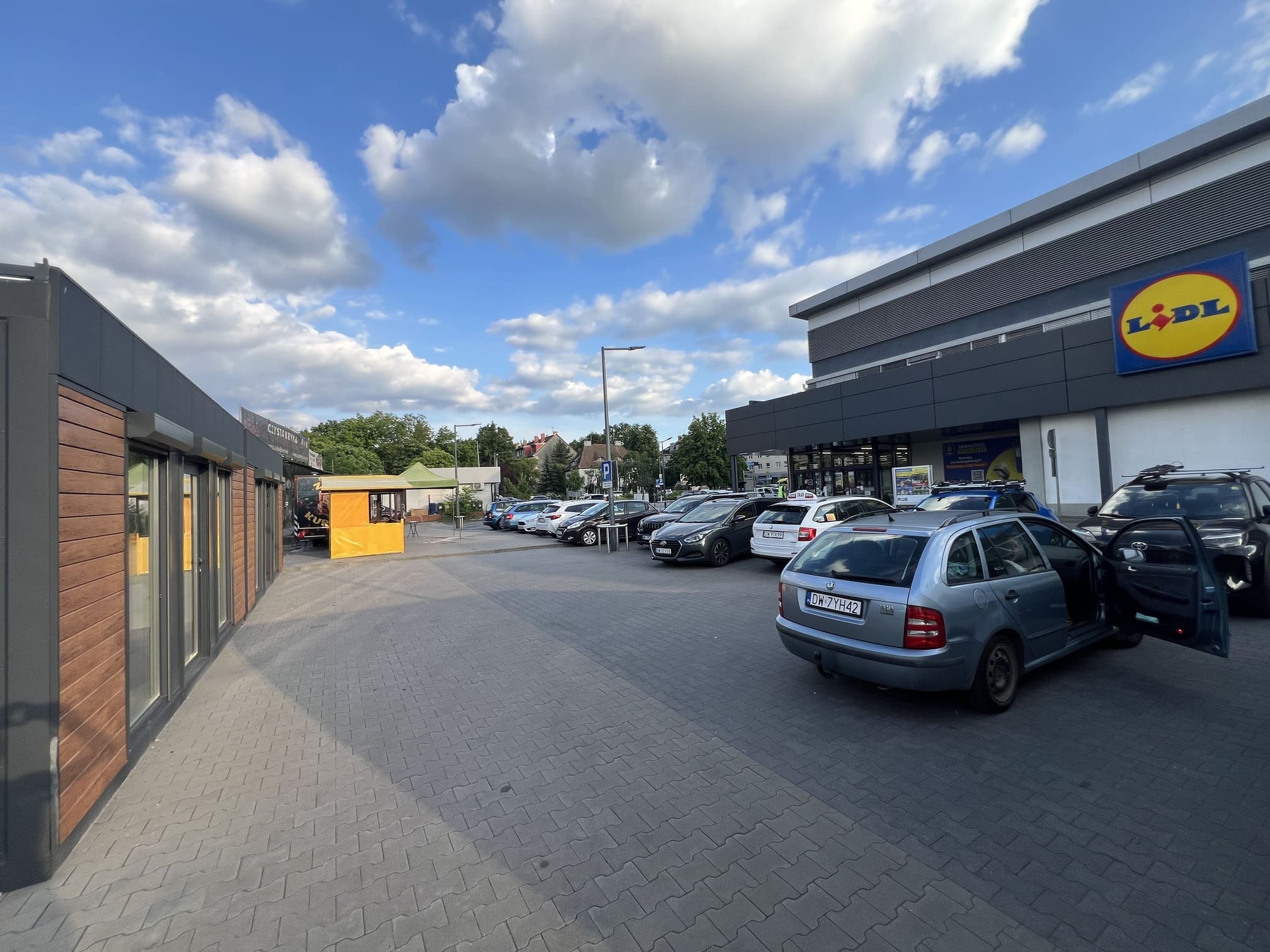 Widok pawilonów w oświetleniu wieczornym